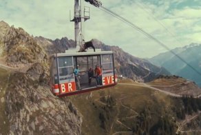 Француз на параплане залетел в открытые двери движущегося фуникулера