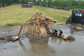 Гигантские скульптуры из древесных отходов