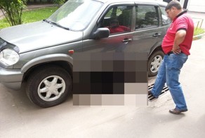 Случай с припаркованным авто во дворе (4 фото)