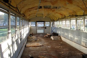 Отличный дом на колесах из школьного автобуса