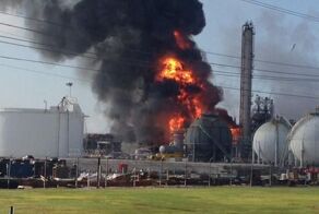 Мощный взрыв произошёл на химзаводе в Луизиане (4 фото)