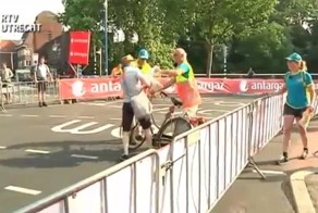 Голландский почтальон распсиховался и повалил ограждения гонки Tour de France