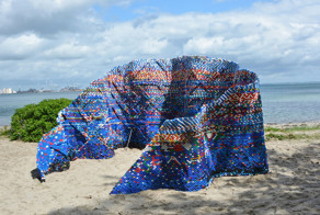 Павильон из более 75000 крышек от бутылок 