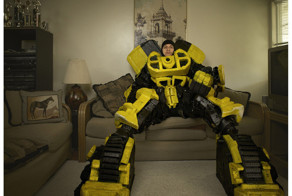 11 фото людей, фотографирующихся с туристами в костюмах, без масок