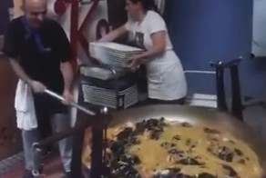 Повар готовит огромную порцию спагетти 