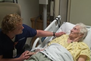 Санитар утешает пожилых пациентов больницы своим пением