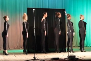 Как студентки МХАТа показывали гитарные струны 