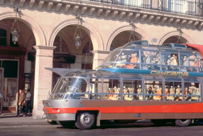 Полностью прозрачный экскурсионный автобус