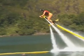 Бразильские девушки учатся кататься на Fly Jet 