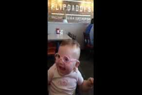 Очаровательная девочка с плохим зрением впервые видит родителей через очки