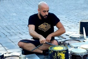 По профессии он уличный музыкант, а на деле – гений!