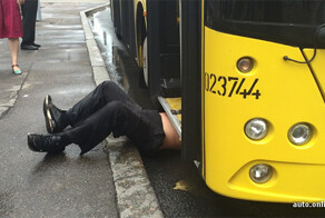 В Минске взбесившийся прохожий залез под автобус и напал на автомобиль