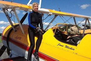 Самолет с женщиной-каскадером разбился на авиашоу (11 фото+видео)