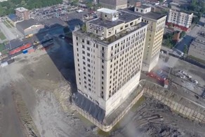  C помощью дрона засняли снос исторического здания в Детройте
