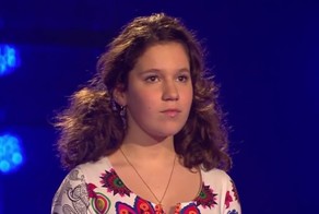 Она казалась тихой и застенчивой, когда выходила на сцену, но стоило ей только начать петь