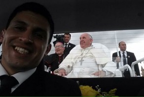 Водитель Папы Римского сделал селфи с понтификом