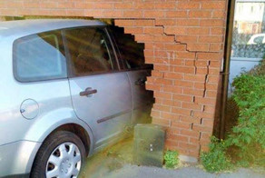 Автомобиль влетел на кухню к старушке