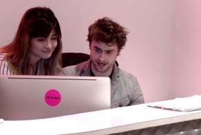 Дэниел Рэдклифф попробовал себя в роли офисного секретаря