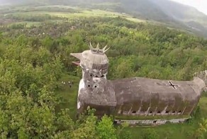 Заброшенная церковь в виде курицы 