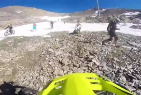 Гонка на велосипеде с горы по леднику