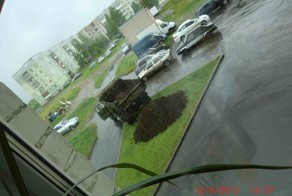 Клумба, как средство борьбы с любителями парковки на газонах
