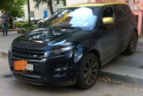 В Ростове неизвестные облили салон Range Rover краской