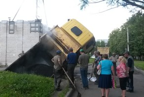В Питере грузовик с асфальтом провалился под землю