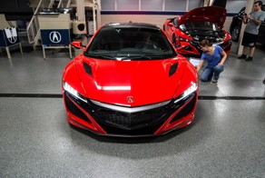 Живые фотографии новеньких спорткаров Acura NSX