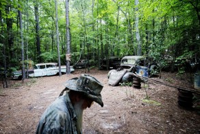 Самое большое кладбище автомобилей в мире медленно превращается в лес