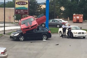 Chevrolet Camaro залетел на крышу Subaru
