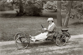 Женщина за рулем "безлошадного экипажа"