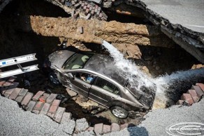 Провалилась в яму вместе со своим автомобилем (4 фото+видео)