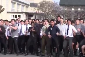 Полторы тысячи школьников исполнили танец маори на похоронах учителя