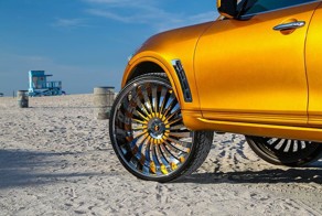 Золотой Infiniti FX на 32-дюймовых колесах 