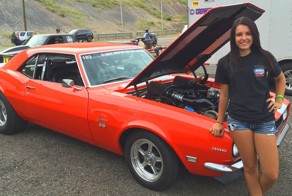Девушка за рулем заряженного Chevrolet Camaro