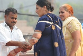 Лечение кровопусканием в Индии (11 фото)