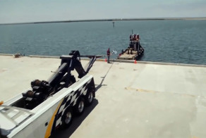 Грузовик против морского буксира