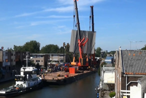 В Нидерландах краны упали на жилые дома