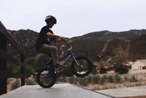 11-летний мальчик на BMX-байке