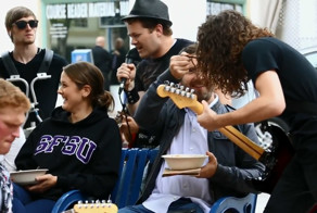 Уличное исполнение песни AC/DC