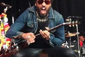 У 51-летнего музыканта лопнули брюки, обнажив перед зрителями генитали