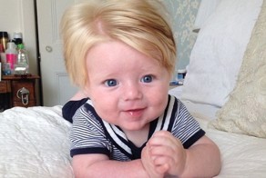 Меленькие дети с густой шевелюрой 