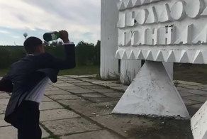 Жених бьет бутылку "на счастье"