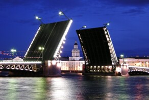 В Петербурге мотоциклист перепрыгнул Дворцовый мост в начале разводки