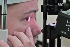 Женщина плачет слезами из твердых кристаллов