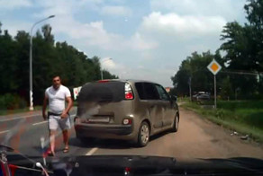 Конфликт на дороге. Верблюд с битой (фото+видео)