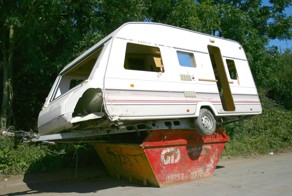 Хозяева решили выбросить свой дом на колесах в обычный мусорный контейнер