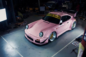 Розовый и очень широкий Porsche 911