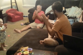 Взрослые передразнивают ребенка