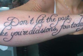 19 человек, которым не помешало бы подучить язык их татуировок